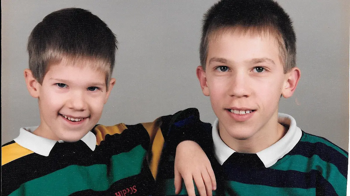 Oliver und Stefan als Kinder. Noch heute erinnert sich Oliver daran, wie eng die Beziehung zu seinem großen Bruder war.