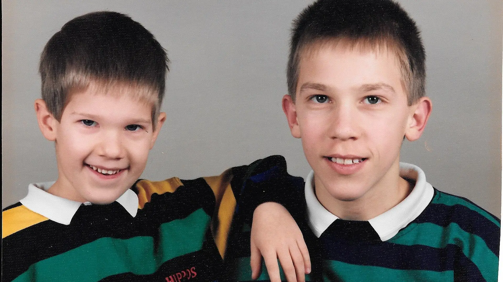 Oliver und Stefan als Kinder. Noch heute erinnert sich Oliver daran, wie eng die Beziehung zu seinem großen Bruder war.