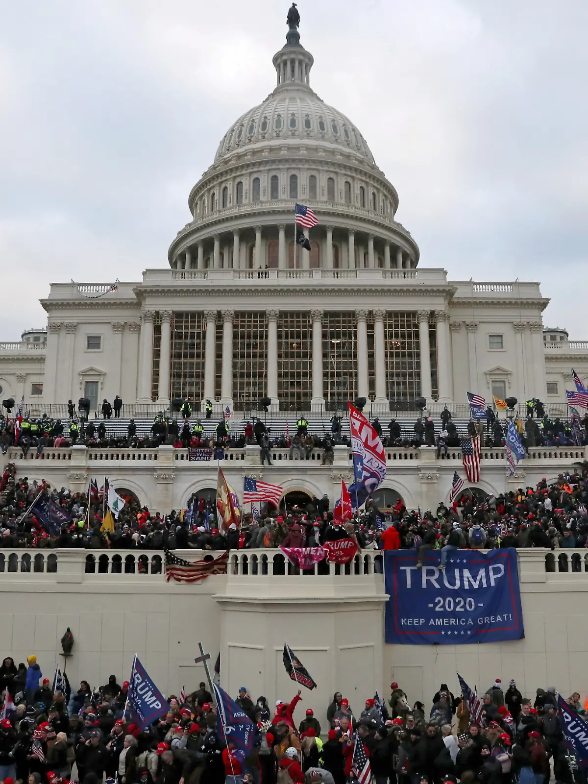 A mob of supporters of U.S. President Donald Trump storm the U.S. Capitol Building in Washington, U.S., January 6, 2021. Picture taken January 6, 2021. REUTERS/Leah Millis
