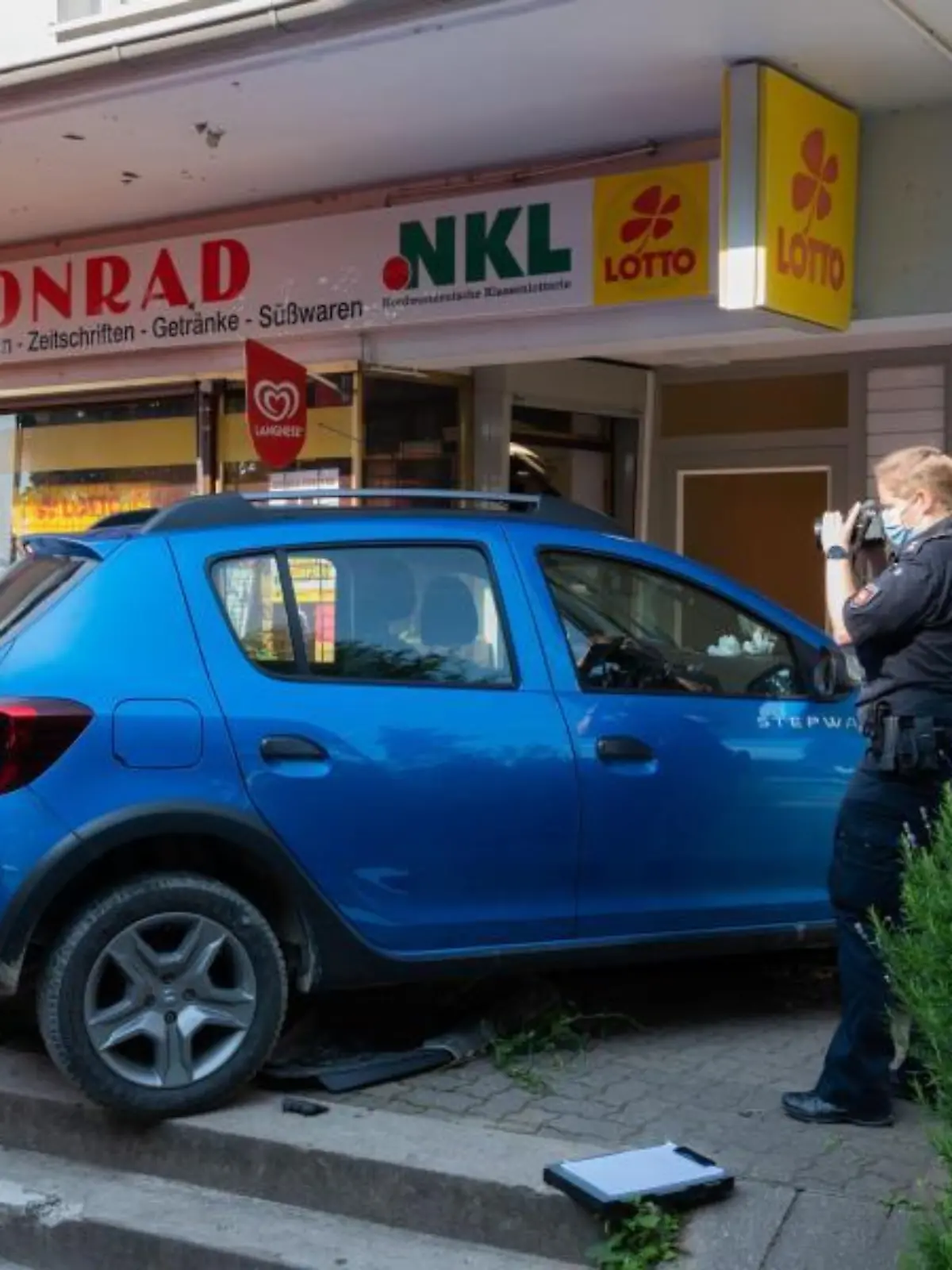 Senior kracht bewusstlos in Schaufenster