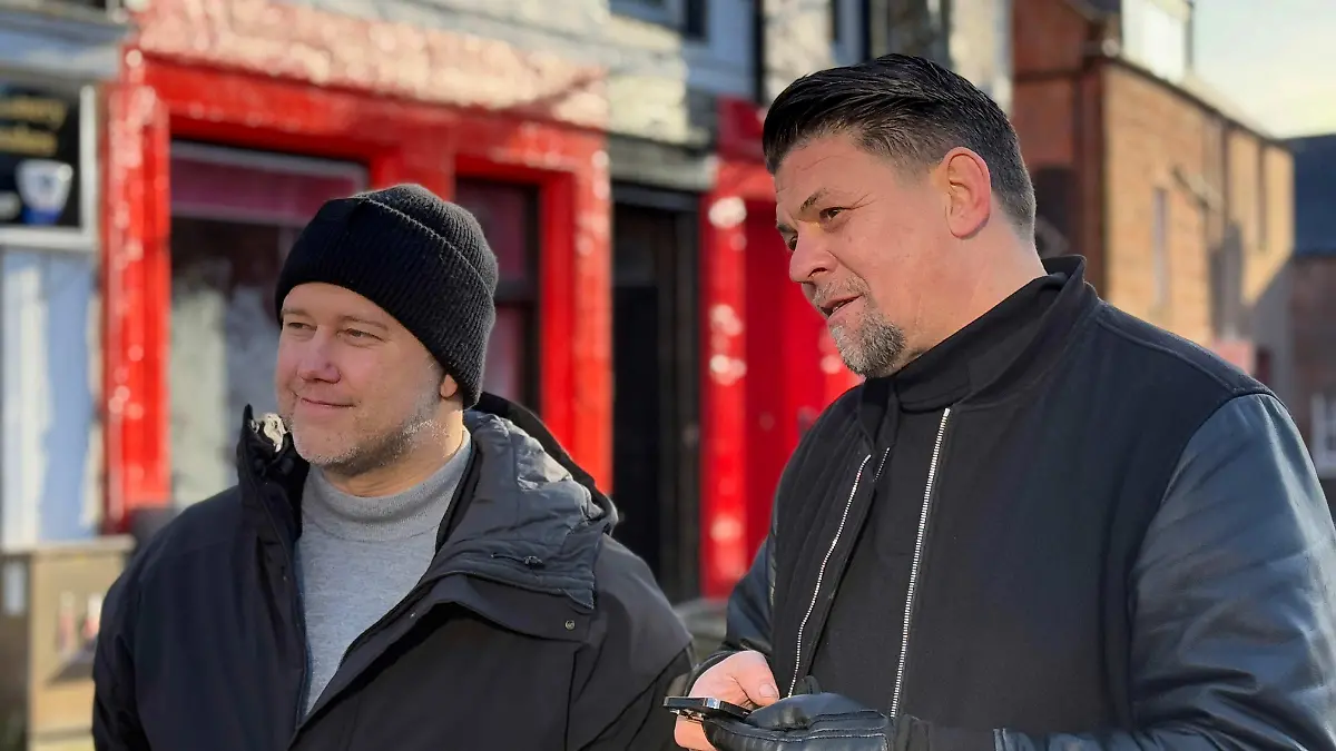 Kitchen Impossible: Tim Mälzer und Anton Schmaus stehen auf der Straße vor einer weiß-roten Hausfassade