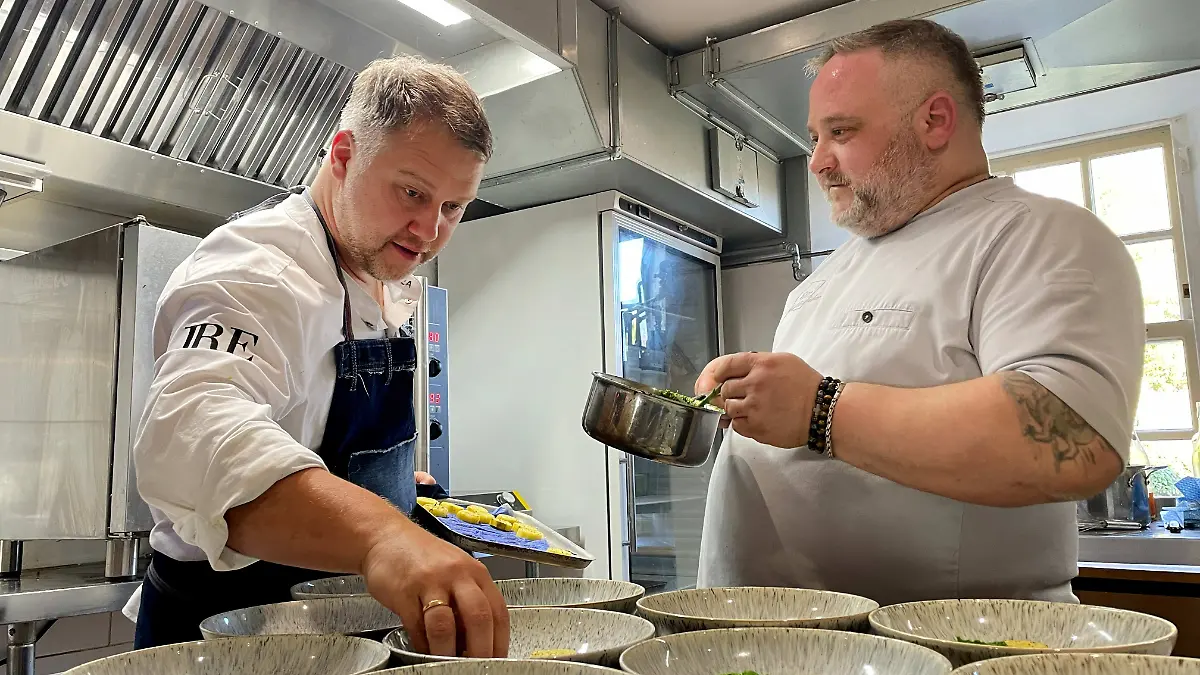Kitchen Impossible: Anton Schmaus und Matthias Diether bestücken Teller in einer Küche