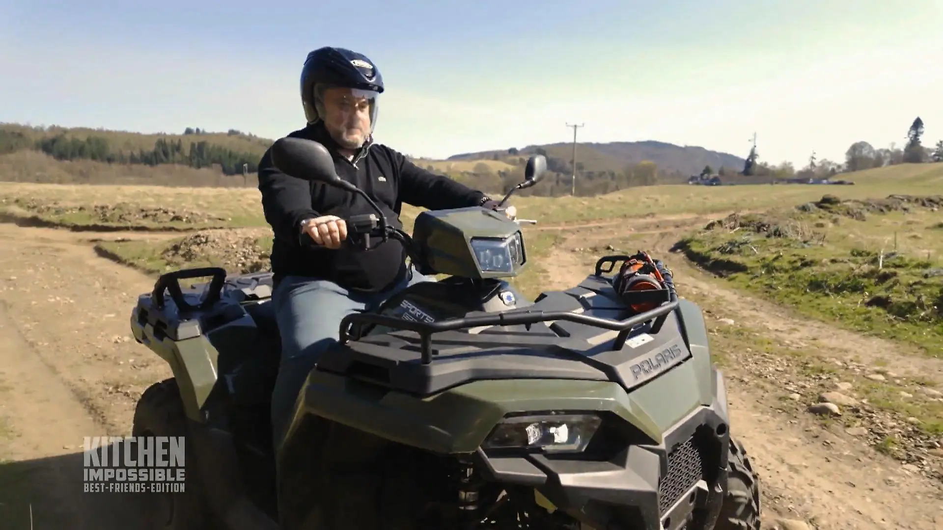 Kitchen Impossible: Mann mit Helm fährt auf einem Quad durch eine karge Landschaft