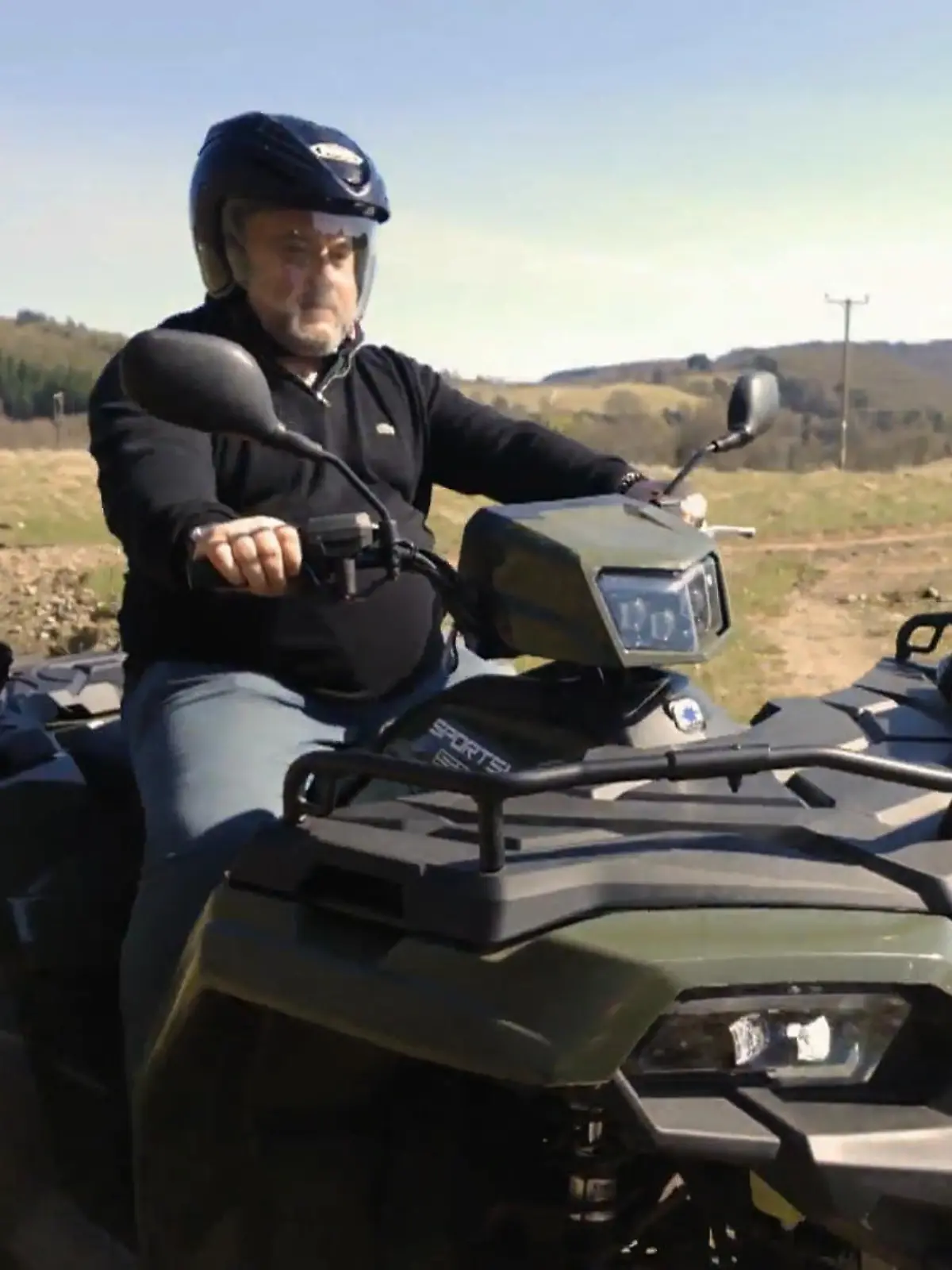 Kitchen Impossible: Mann mit Helm fährt auf einem Quad durch eine karge Landschaft