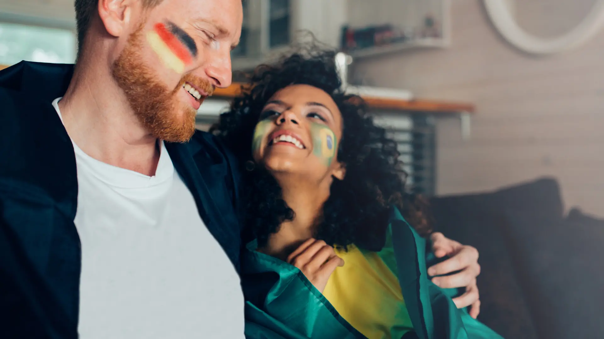 Mann und Frau schauen zusammen ein Fußballspiel