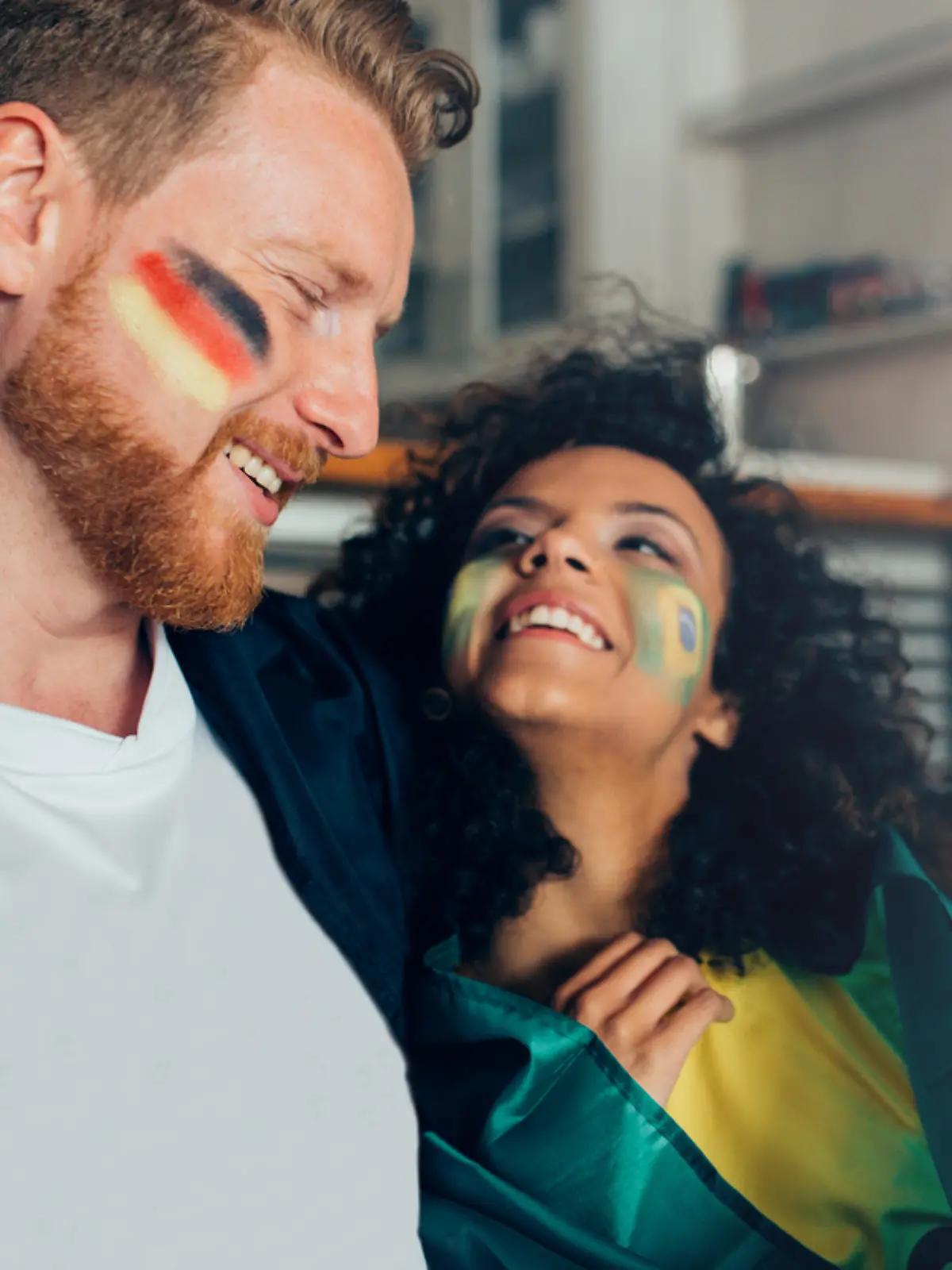 Mann und Frau schauen zusammen ein Fußballspiel