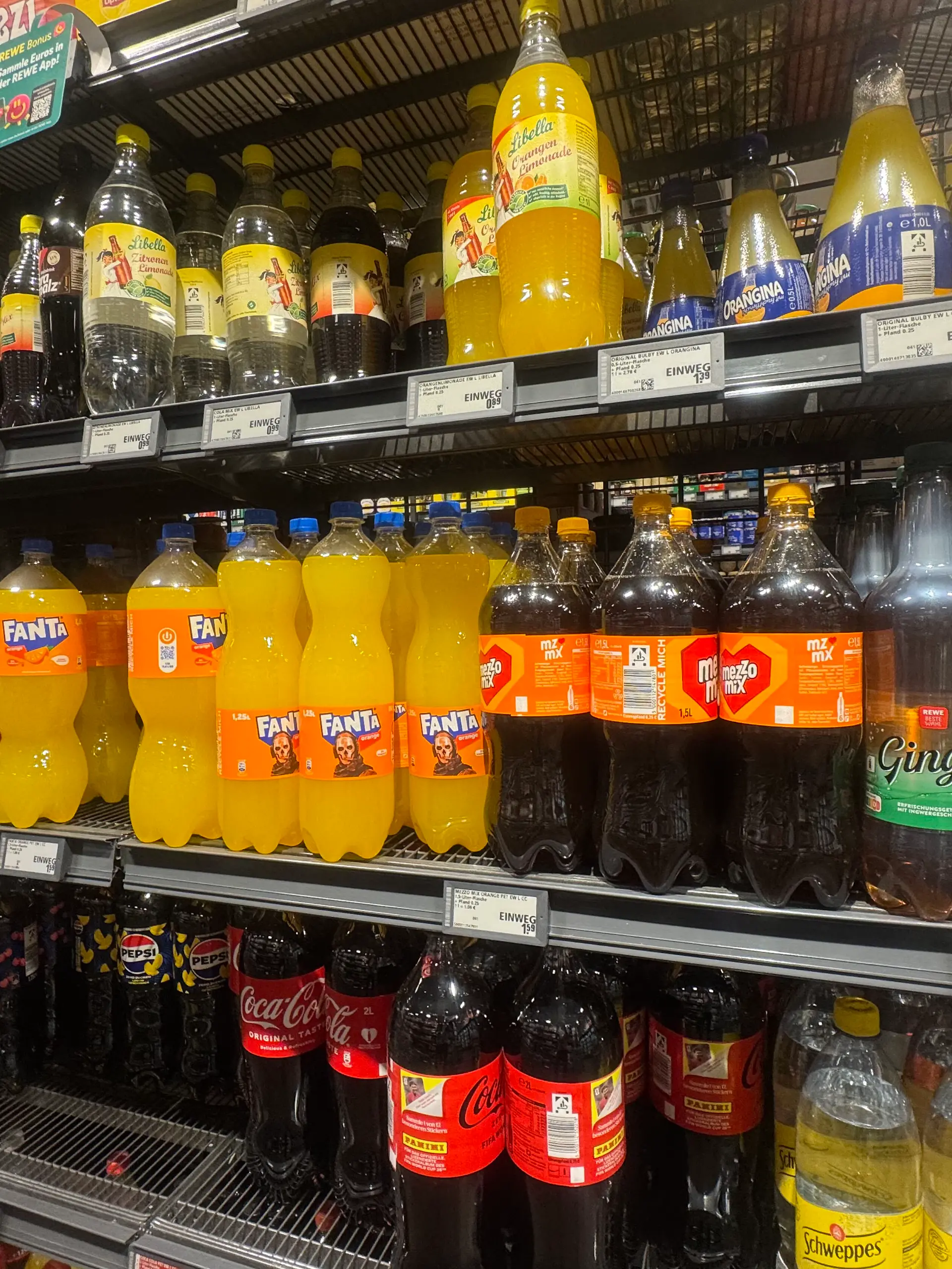Zuckersteuer auf Softdrinks kommt,Zuckerabgabe. Zuckerhaltige Softdrinks in einem Regal in einem Supermarkt. ?