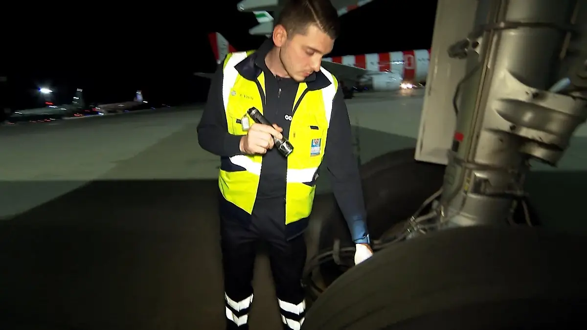 Wie Mechaniker nachts Flugzeuge kontrollieren Sicherheit vor dem Start