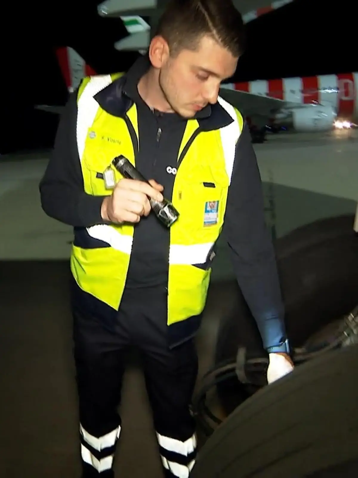 Bild zu: "Wie Mechaniker nachts Flugzeuge kontrollieren"