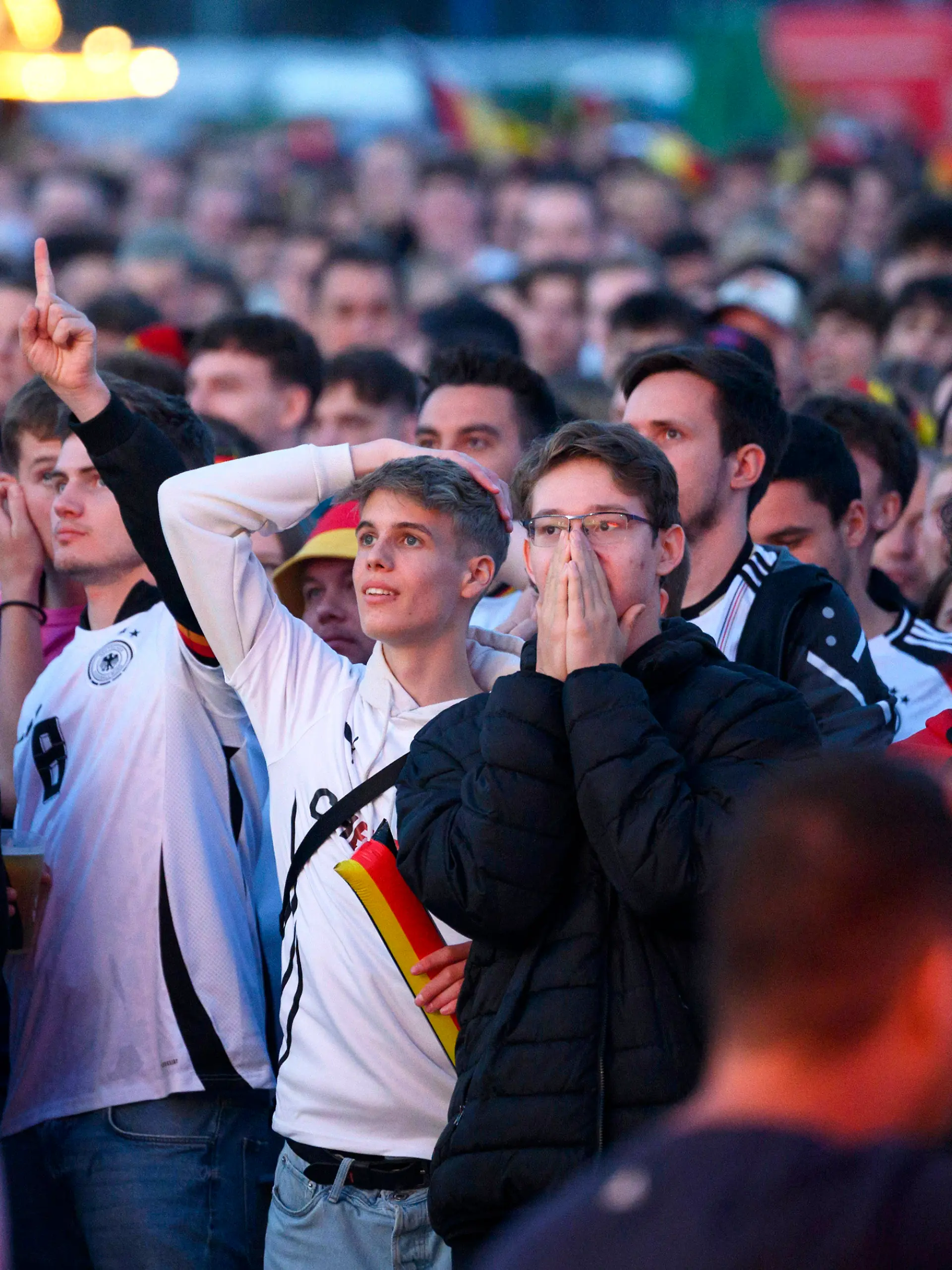 Public Viewing der EM: Etwa 8.000 Menschen sehen im FanPark am Airport Nürnberg das 5:1 der DFB-Elf gegen Schottland. Themenbild, Symbolbild Nürnberg, 14.06.2024 Bayern Deutschland *** Public viewing of the European Championships Around 8,000 people in the FanPark at Nuremberg Airport watch the DFBs 5-1 win over Scotland Themed image, symbolic image Nuremberg, 14 06 2024 Bavaria Germany Copyright: xDwixAnoraganingrumx