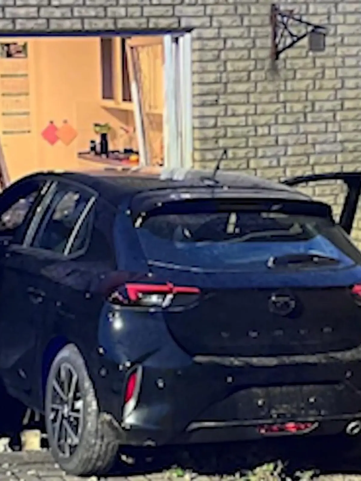 Bild zu: "Plötzlich steht ein Auto in der Küche"