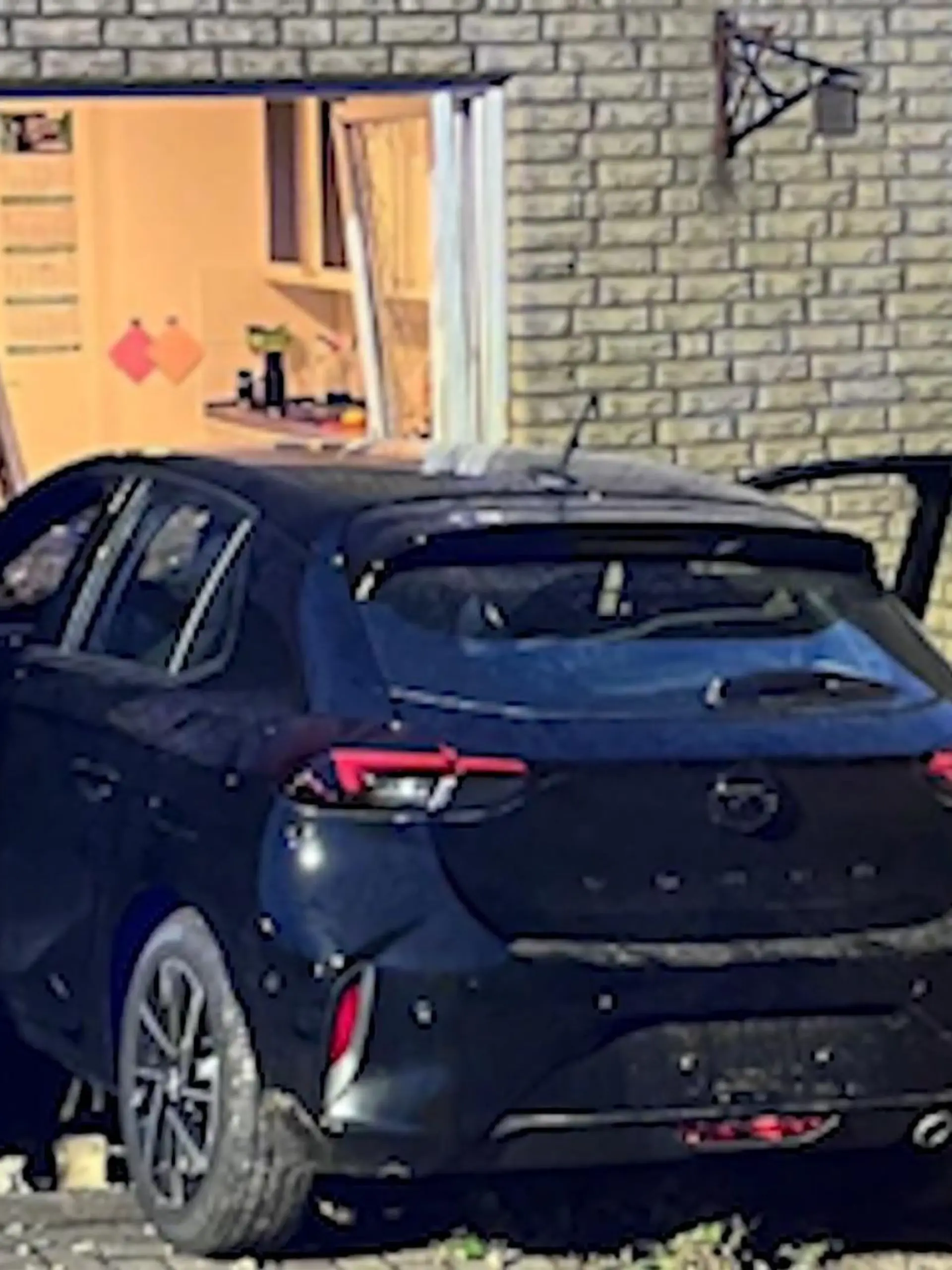 Bild zu: "Plötzlich steht ein Auto in der Küche"