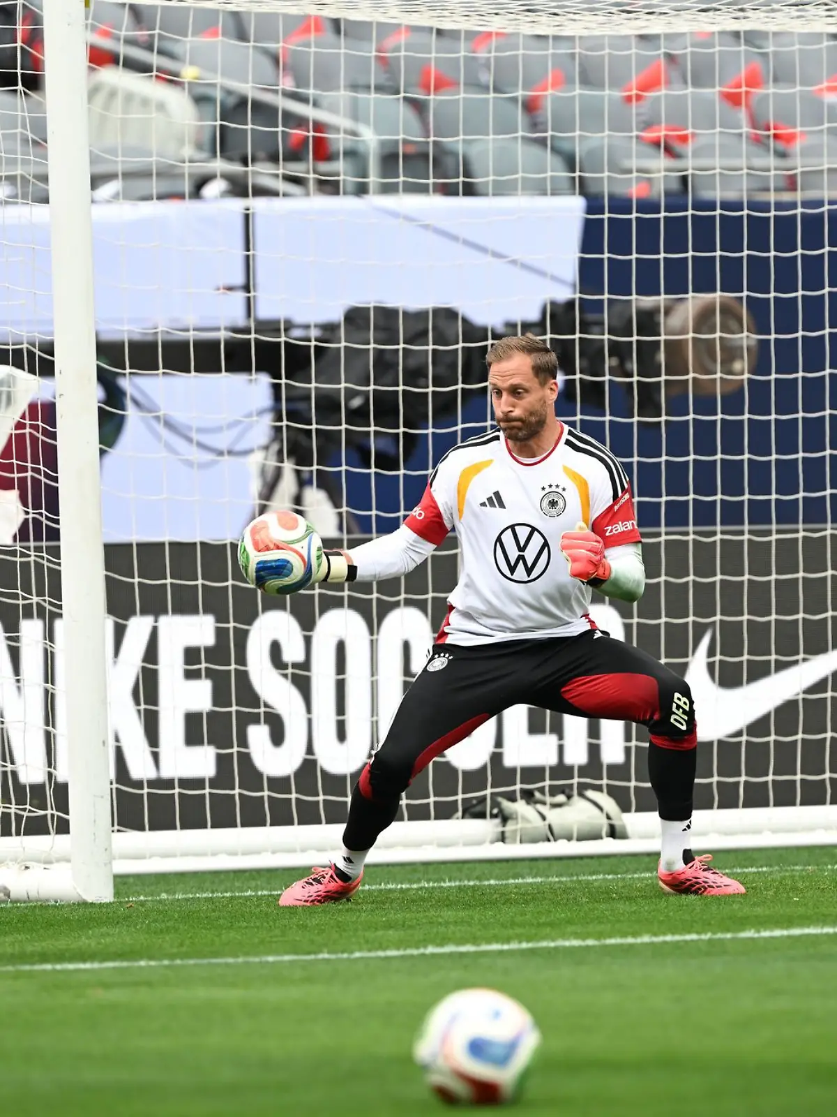 Bild zu: "Ohne Neuer in den Test der Emotionen - Karl droht WM-Aus"