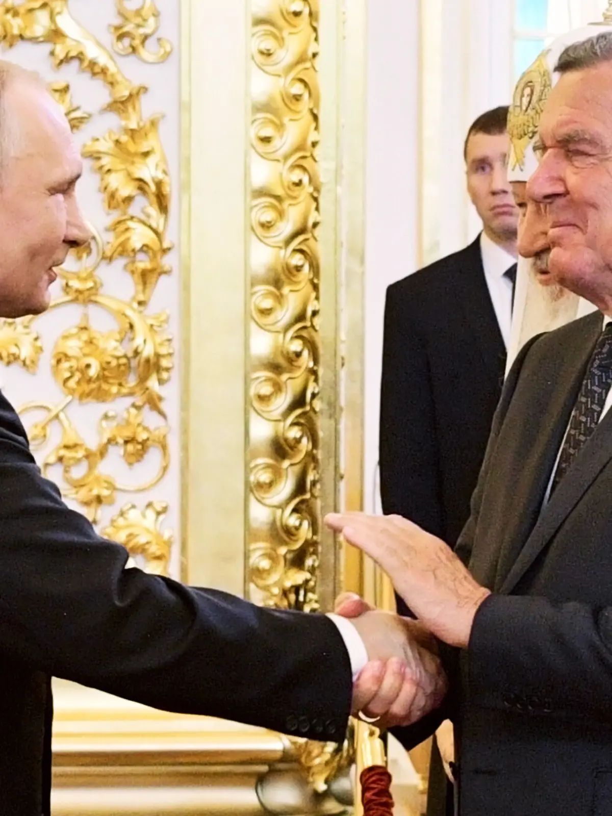 Das von der staatlichen russischen Nachrichtenagentur Sputnik veröffentlichte Poolfoto zeigt Gerhard Schröder (r), ehemaliger deutscher Bundeskanzler, gibt Wladimir Putin (l), Präsident von Russland, bei dessen vierter Amtseinführung im Kreml die Hand. (Archivbild) (zu dpa: «Kreml: Putin traf Schröder zu Vieraugengespräch») +++ dpa-Bildfunk +++