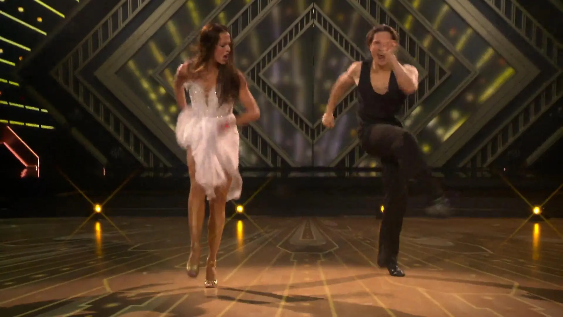 Wiener Walzer mit Jive: Patricija und Evgeny meistern ihren Instant Impro Dance Starke Leistung