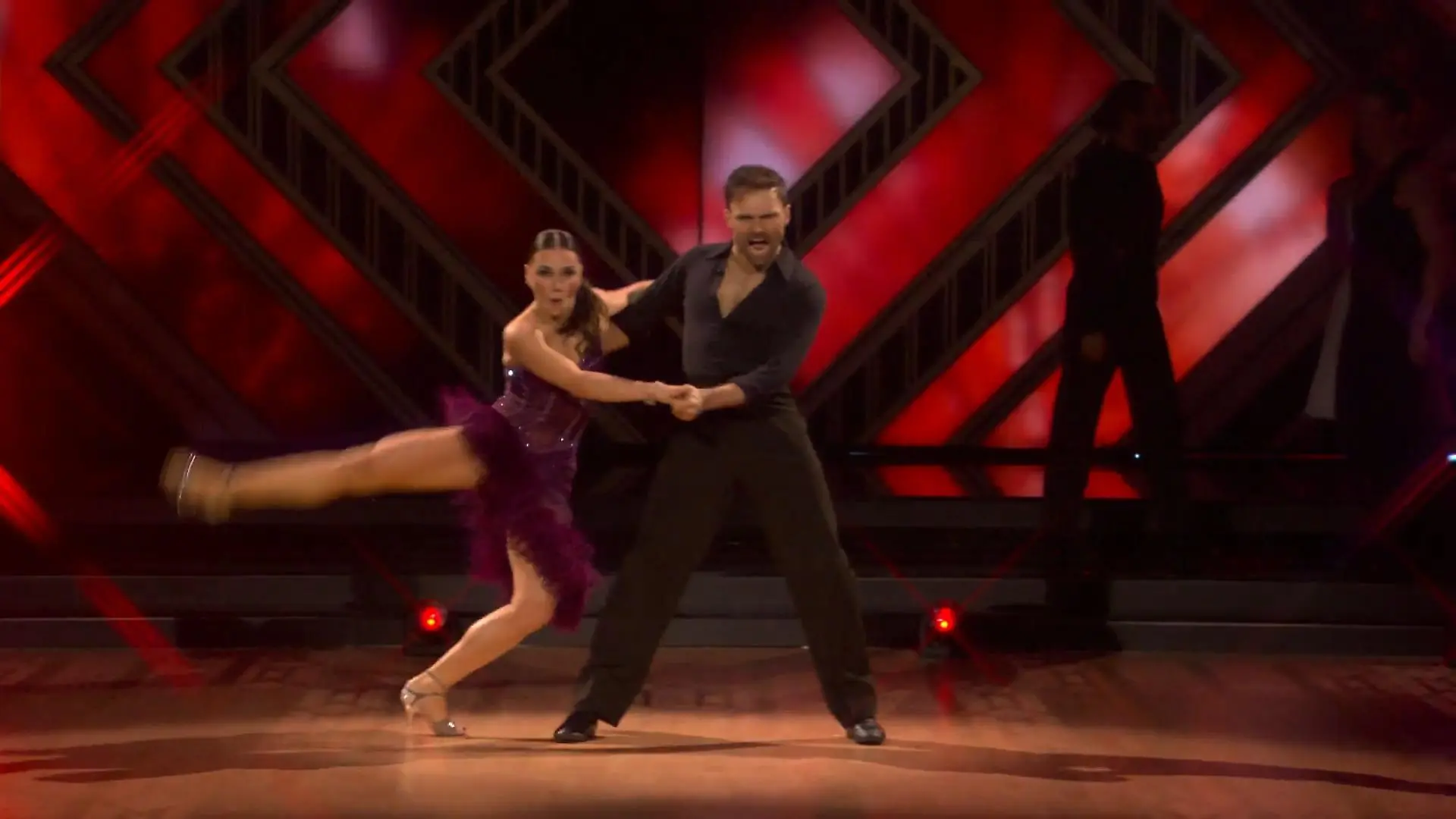 Anastasia Maruster und Vadim Garbuzov fusionieren gekonnt Slowfox und Paso Doble Stark Improvisiert