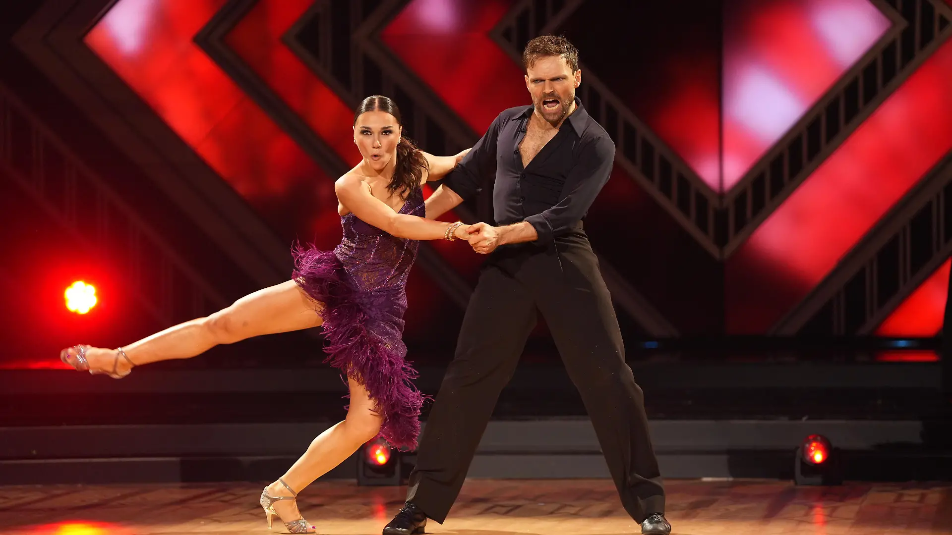 Bild von Vadim Garbuzov und Anastasia Maruster wagen die Fusion aus Slowfox und Paso Doble