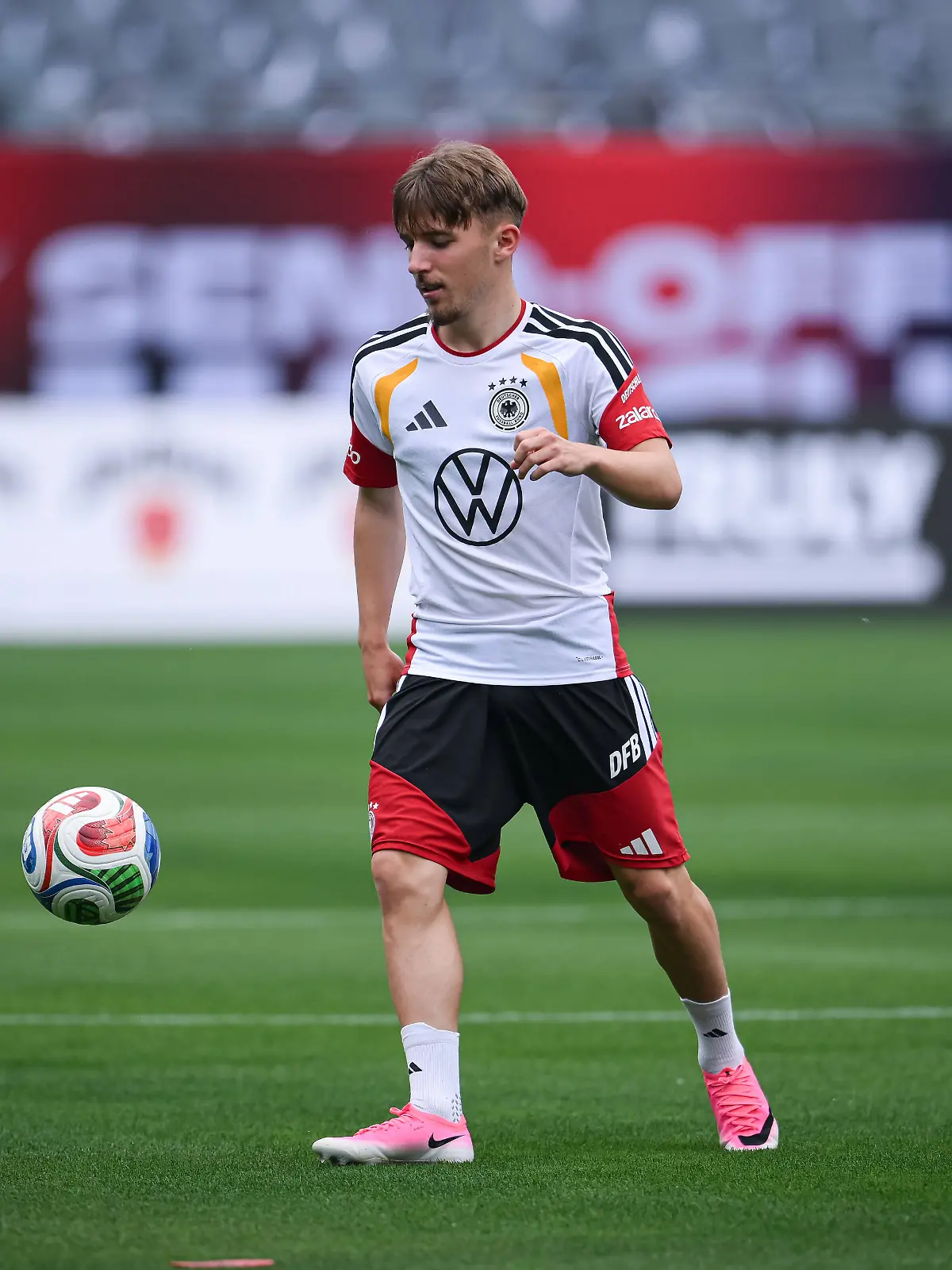 Fussball WM 2026 Vorbereitung Deutschland im Chicago 05.06.2026 Abschlusstraining der deutschen Nationalmannschaft im Solider Field Stadion vor dem Testspiel gegen die USA: Lennart Karl am Ball, spaeter in Training verletzt er sich *** Soccer World Cup 2026 preparation Germany in Chicago 05 06 2026 Final training of the German national team at Solider Field Stadium before the test match against the USA Lennart Karl on the ball, later in training he gets injured