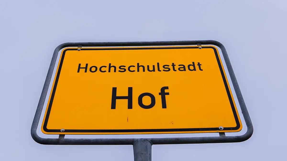 ARCHIV - 09.04.2021, Bayern, Hof: Im Frühjahr war Hof noch Corona-Hotspot gewesen, am Wochenende können sich dort Kinder und Jugendliche ab zwölf Jahren impfen lassen. (zu dpa: «Hof impft Schulkinder ab zwölf Jahren») Foto: Nicolas Armer/dpa +++ dpa-Bildfunk +++