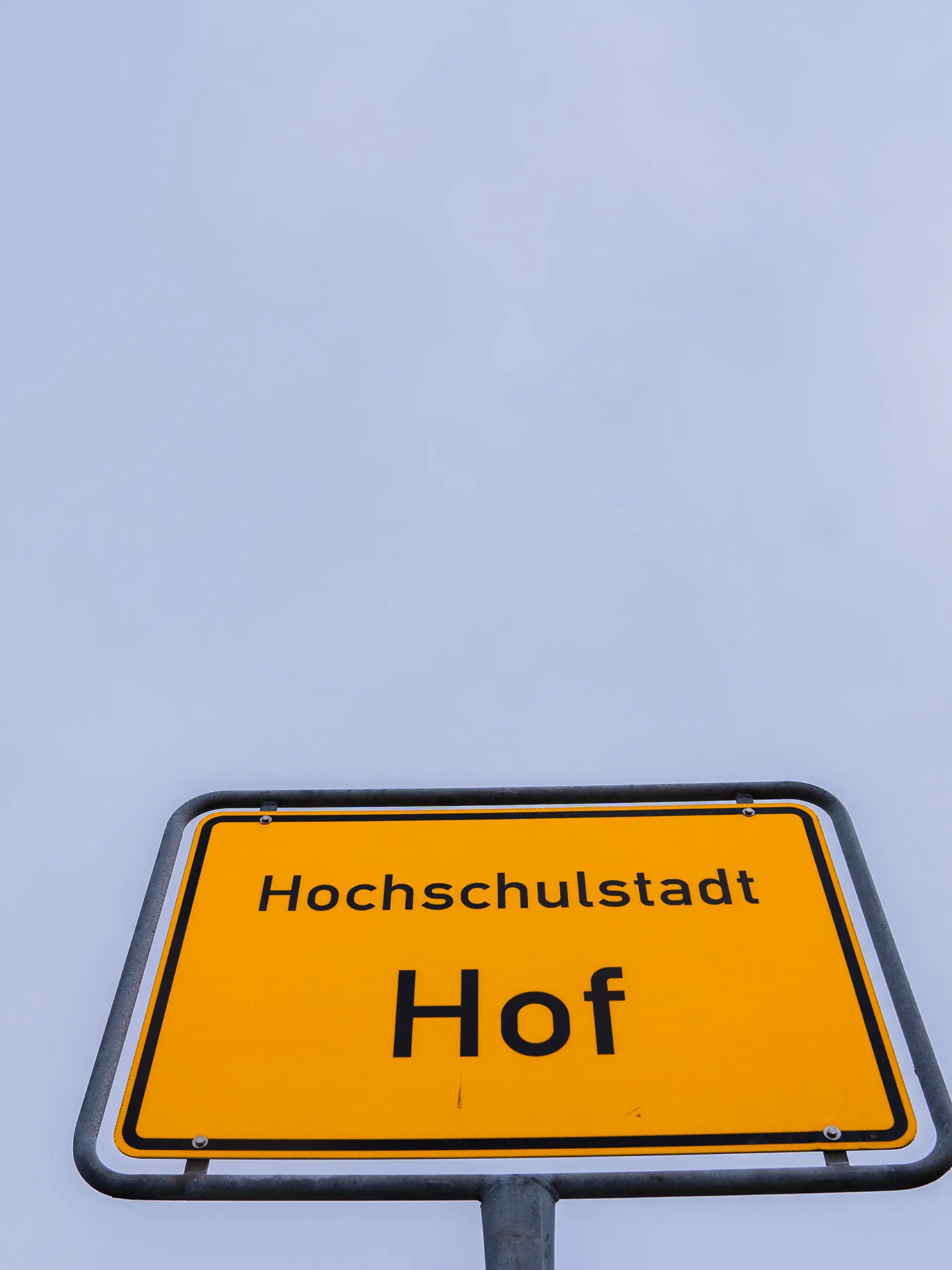 ARCHIV - 09.04.2021, Bayern, Hof: Im Frühjahr war Hof noch Corona-Hotspot gewesen, am Wochenende können sich dort Kinder und Jugendliche ab zwölf Jahren impfen lassen. (zu dpa: «Hof impft Schulkinder ab zwölf Jahren») Foto: Nicolas Armer/dpa +++ dpa-Bildfunk +++