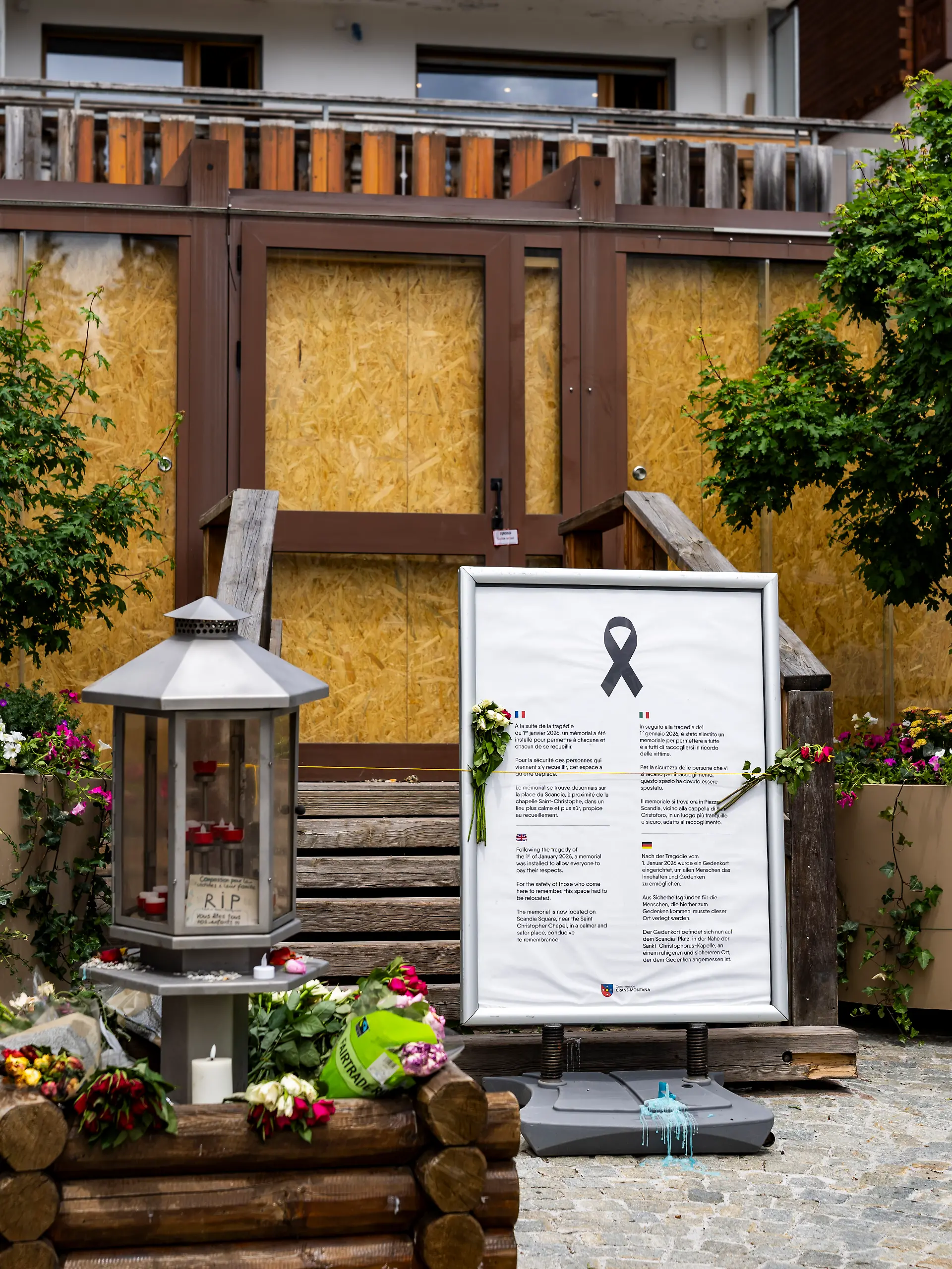 Une vue de l'entree du bar "Le Constellation" le mardi 2 juin 2026 a Crans-Montana. La Confederation doit pouvoir participer financierement a la table ronde destinee a gerer les consequences de l'incendie de Crans-Montana. Le Conseil des Etats a accepte mardi, par 36 voix contre 7, les 20 millions de francs demandes par le Conseil federal. (KEYSTONE/Jean-Christophe Bott)