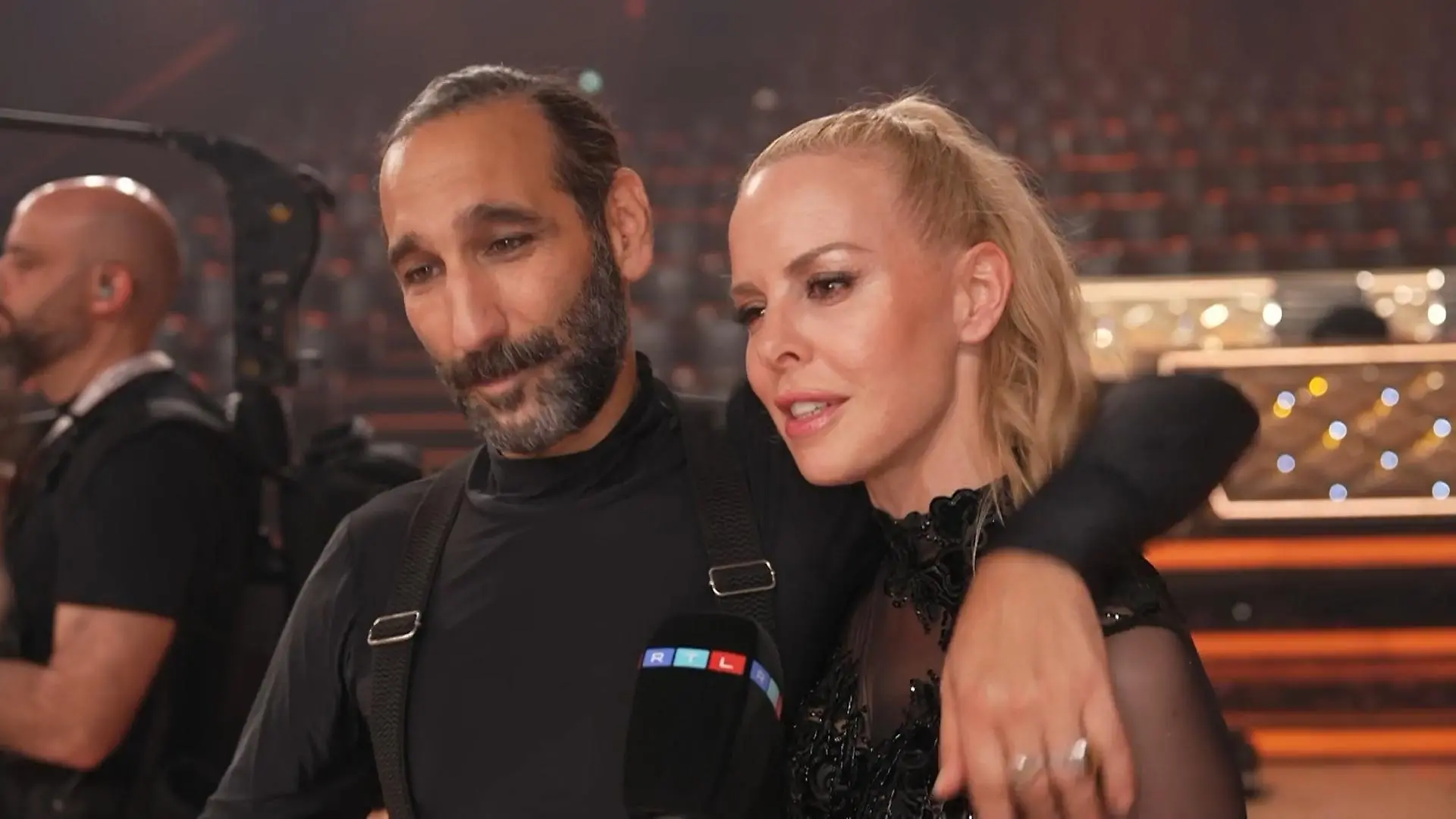 Bild von Was bedeutet der Kuss von Massimo Sinató und Isabel Edvardsson?