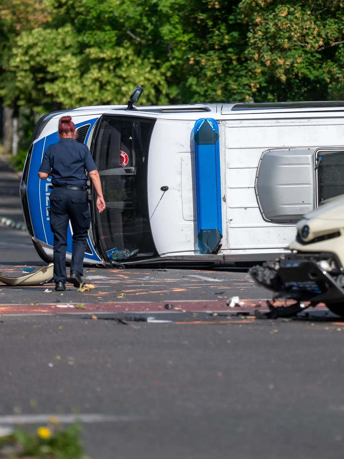 Ein umgekipptes Polizeiauto liegt auf der Straße. Bei einem Unfall zwischen einem Taxi und einem Polizeiwagen sind acht Menschen verletzt worden, zwei davon schwer.