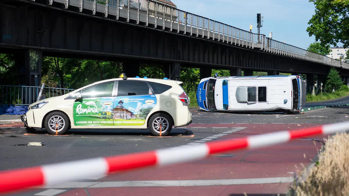 Ein umgekipptes Polizeiauto liegt auf der Straße. Bei einem Unfall zwischen einem Taxi und einem Polizeiwagen sind acht Menschen verletzt worden, zwei davon schwer. +++ dpa-Bildfunk +++