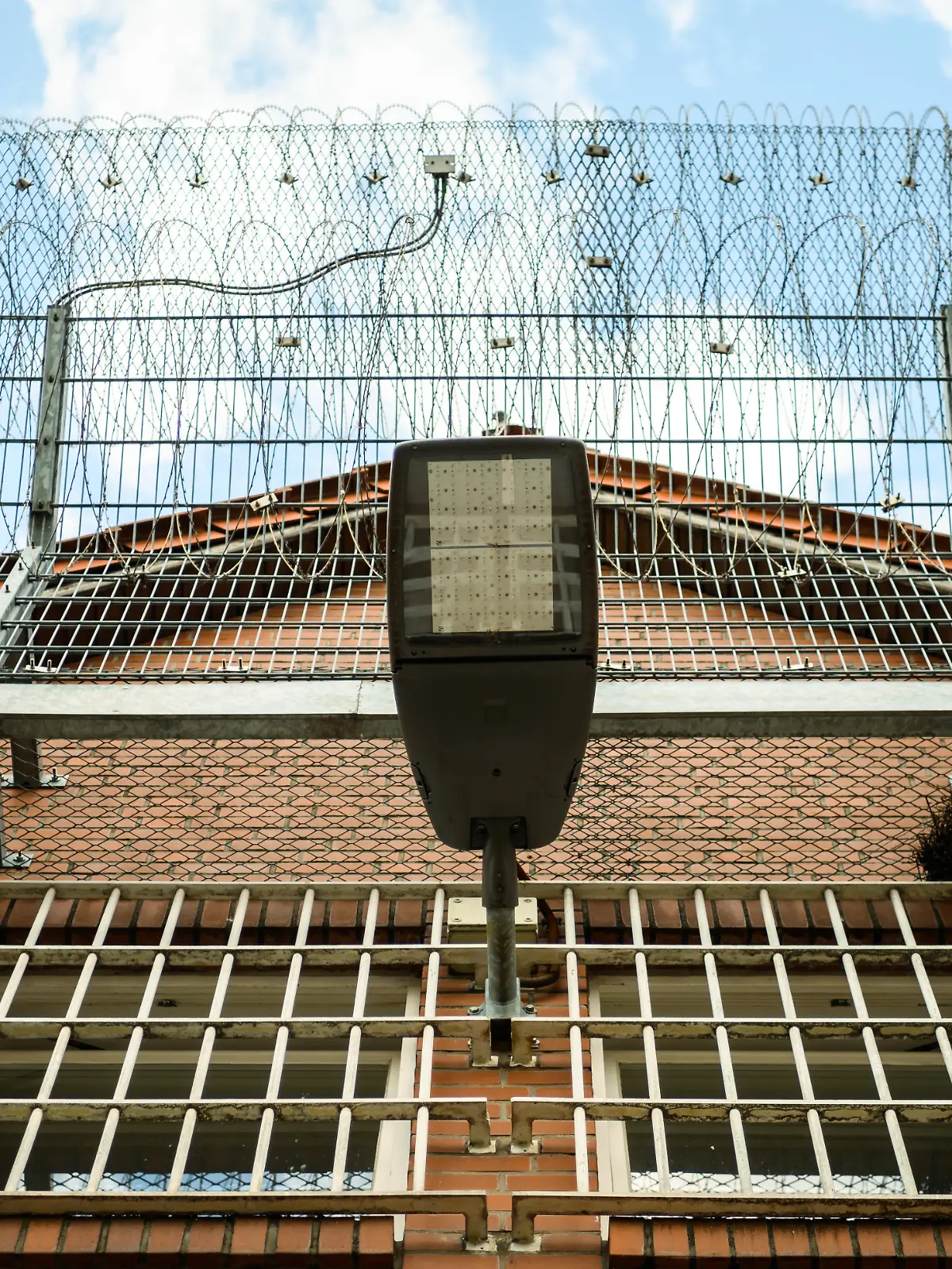 ARCHIV - 09.05.2019, Niedersachsen, Lingen: Ein Blick auf die Justizvollzugsanstalt Lingen. (zu dpa: «Strafvollzug: Belgiens Kampf gegen überfüllte Gefängnisse») Foto: Mohssen Assanimoghaddam/dpa +++ dpa-Bildfunk +++