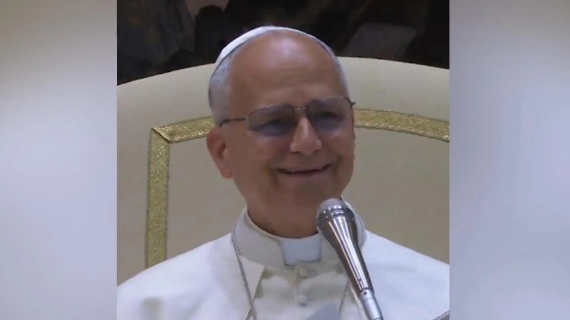 Papst Leo XIV. kommt zu spät – und scherzt über deutsche Pünktlichkeit „Ich bin ein Ausländer.“