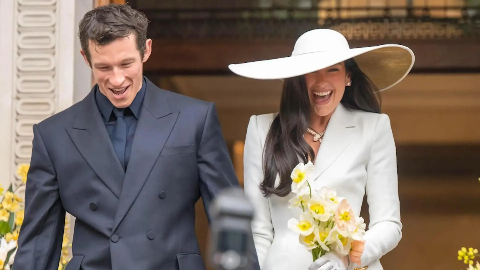 Dua Lipa hat geheiratet – in DIESEM Luxus-Outfit! Heimliche Trauung in London