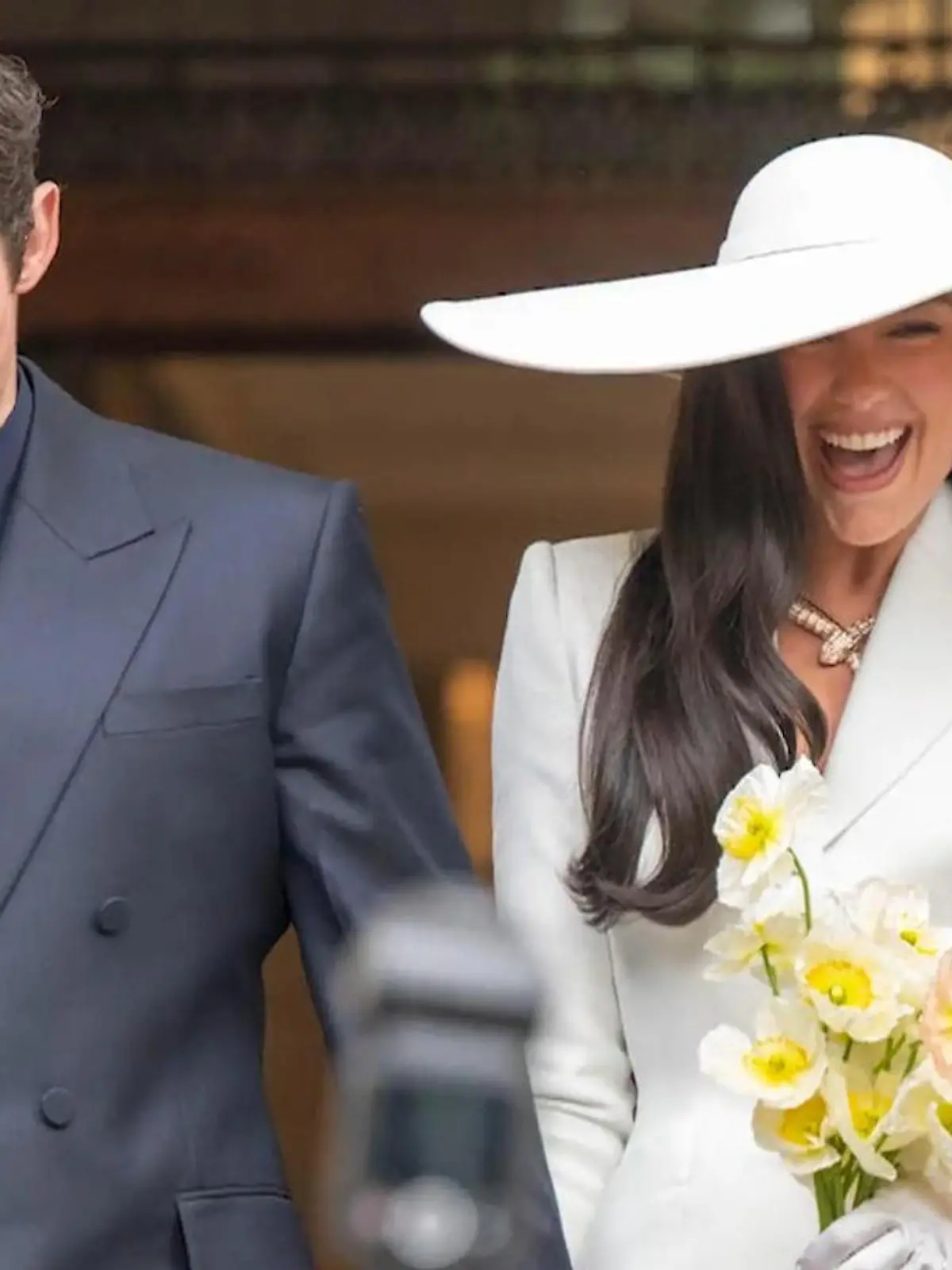 Bild zu: "Dua Lipa hat geheiratet – in DIESEM Luxus-Outfit!"