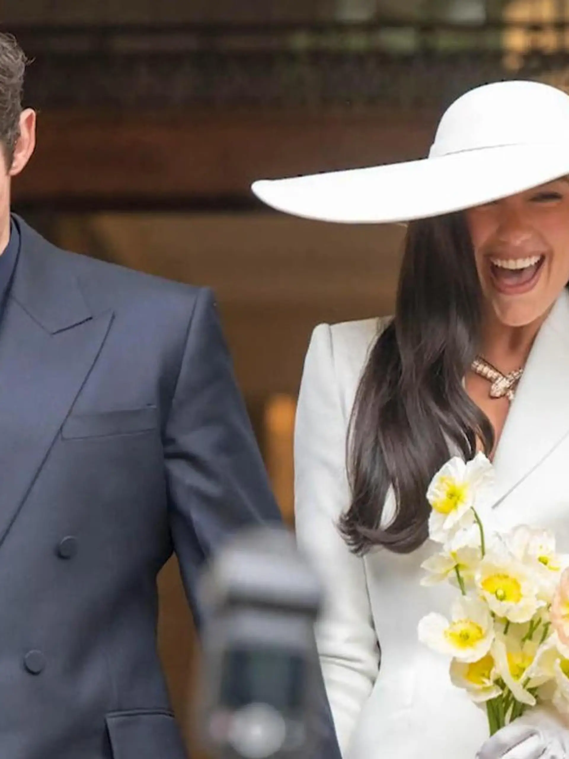 Bild zu: "Dua Lipa hat geheiratet – in DIESEM Luxus-Outfit!"