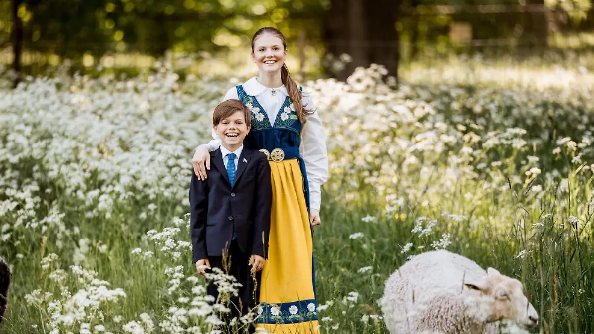 Passend zum Nationalfeiertag trägt Prinzessin Estelle schwedische Tracht.