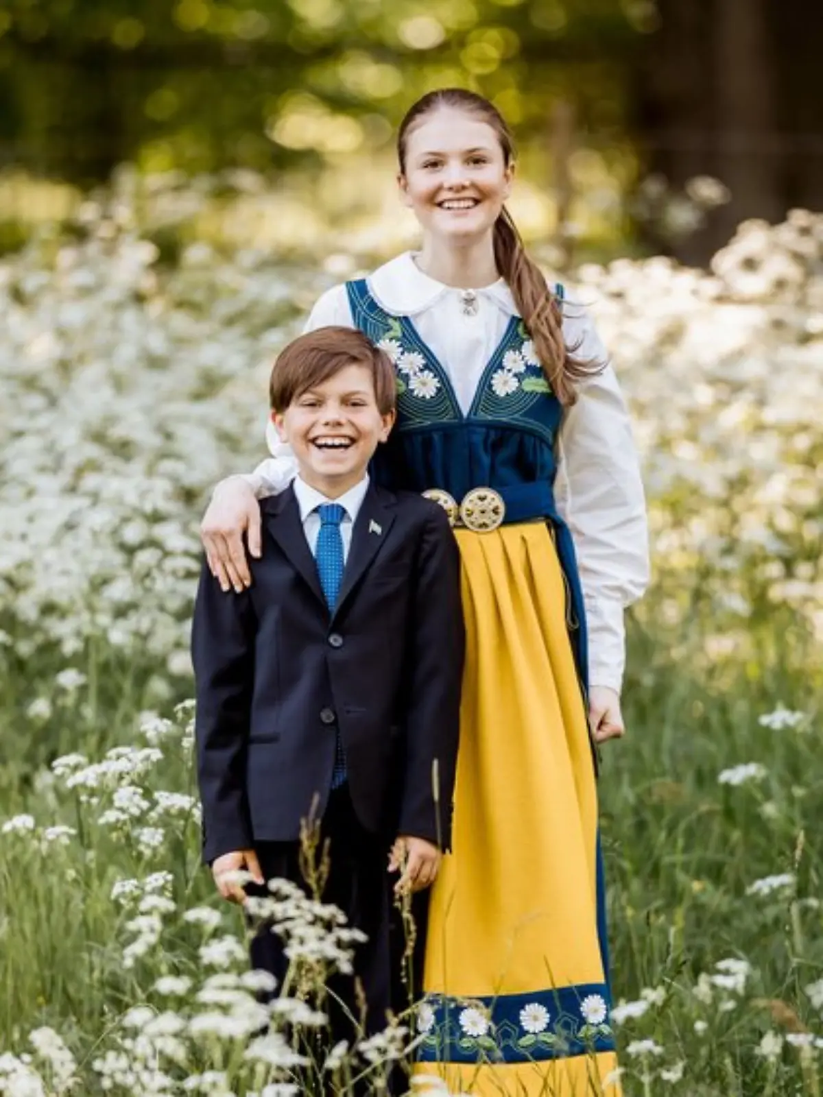 Passend zum Nationalfeiertag trägt Prinzessin Estelle schwedische Tracht.