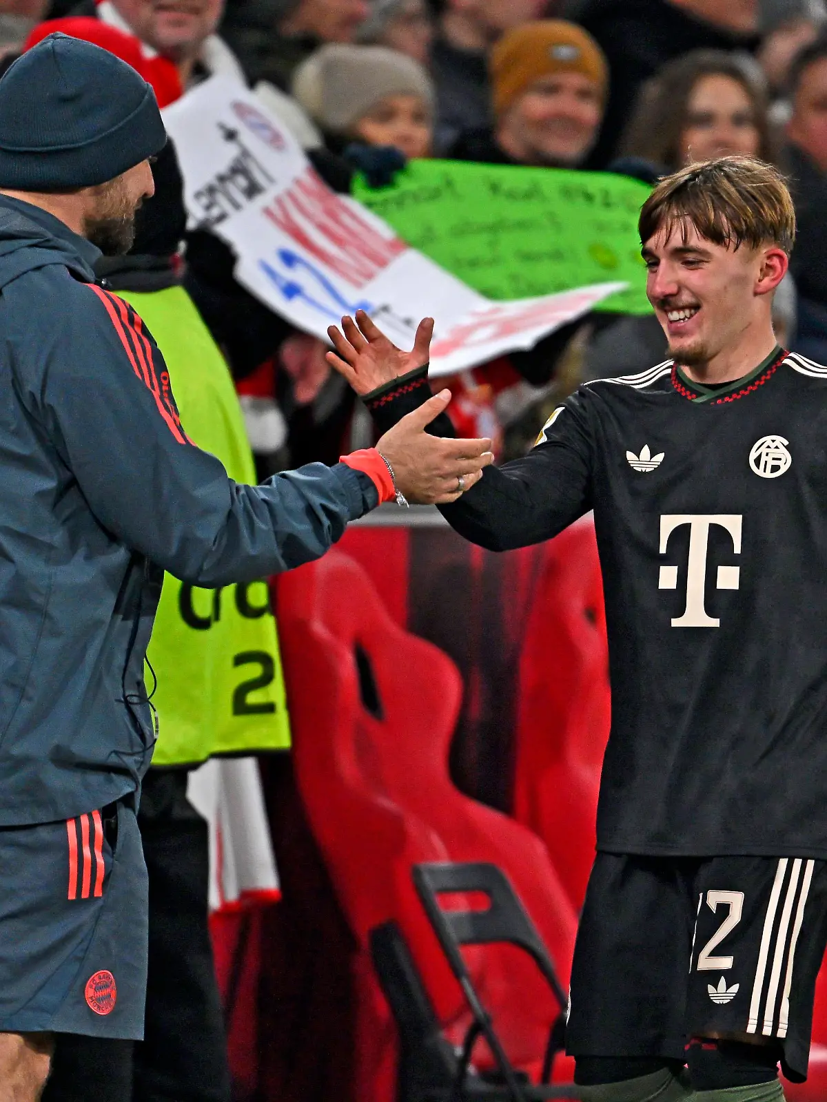 06.01.2026, Fussball 1. Bundesliga 2025/2026, Testspiel: RB Salzburg - FC Bayern München, in der Red Bull Arena Salzburg. Lennart Karl FC Bayern München klatscht ab *** 06 01 2026, Soccer 1 Bundesliga 2025 2026, Test match RB Salzburg FC Bayern Munich, in the Red Bull Arena Salzburg Lennart Karl FC Bayern Munich high-fives