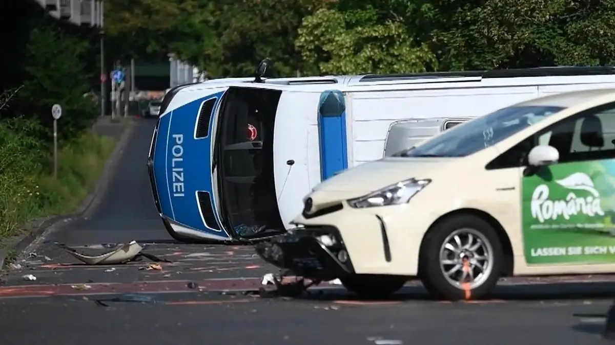 Polizeiwagen kollidiert mit Taxi – acht Verletzte Schwerer Unfall in Berlin!