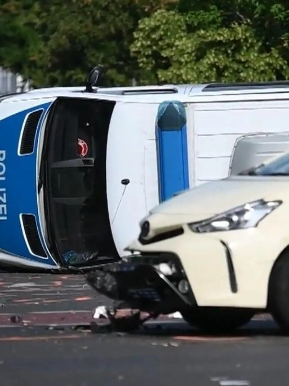 Bild zu: "Schwerer Unfall in Berlin! Polizeiwagen kollidiert mit Taxi – acht Verletzte"