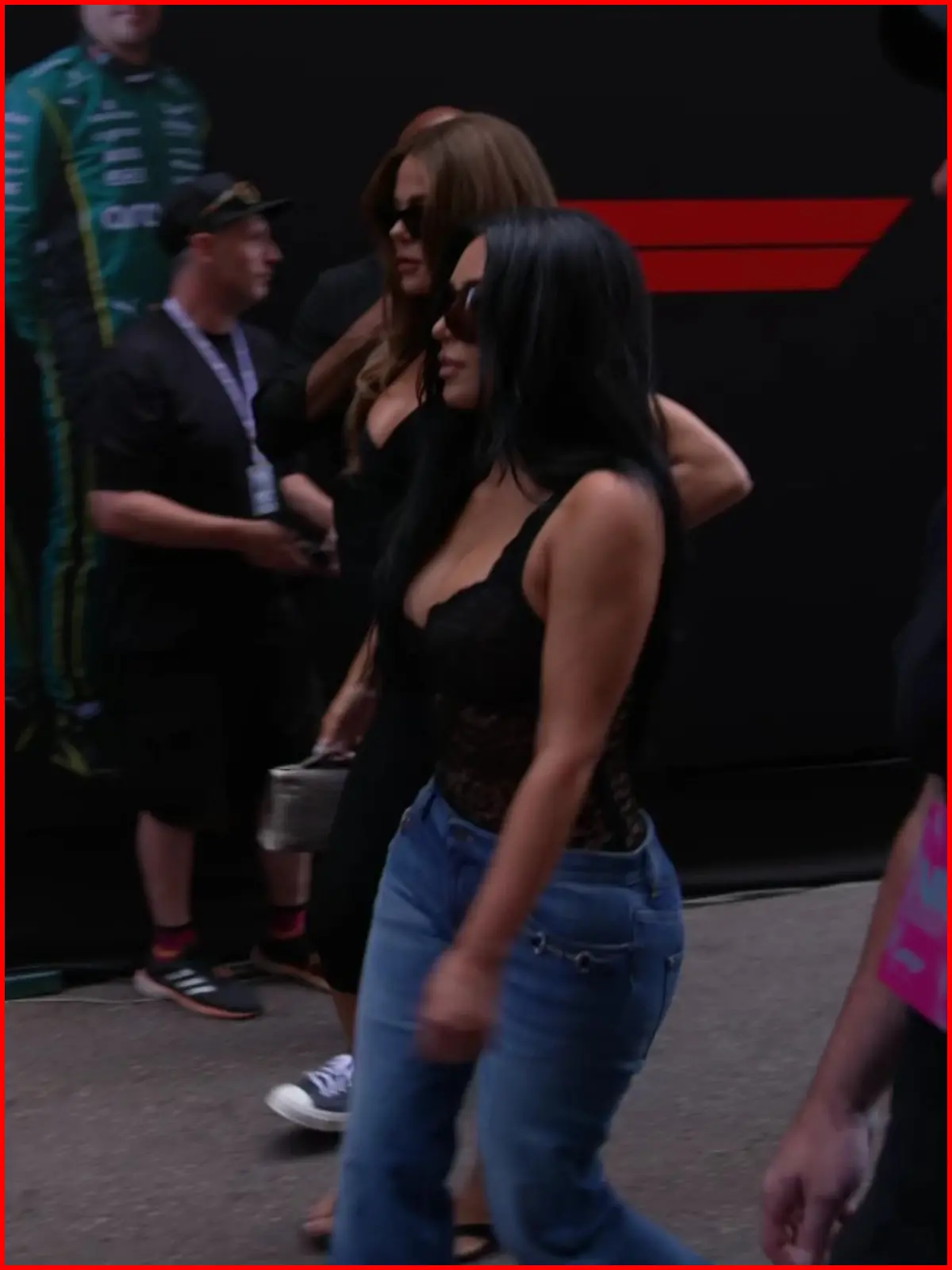 Bild zu: "Mitten in Interview! Kim Kardashian überrascht RTL-Reporter"
