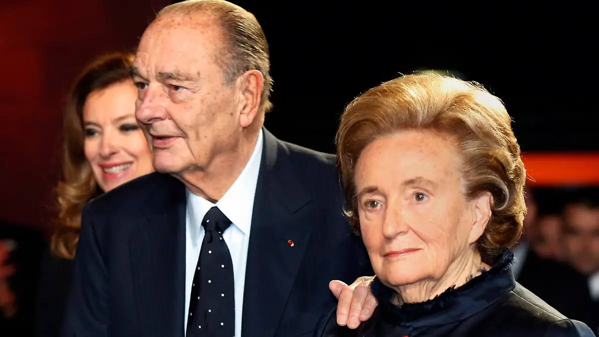 FILE - In this Nov. 21, 2013 file photo, former French President Jacques Chirac and his wife Bernadette arrive to attend an award ceremony in Paris. France's former President Jacques Chirac is supplanting U.S. President John Fitzgerald Kennedy in a street of the French town of Brive-la-Gaillarde in central France. (AP Photo/Jacky Naegelen, Pool, File)