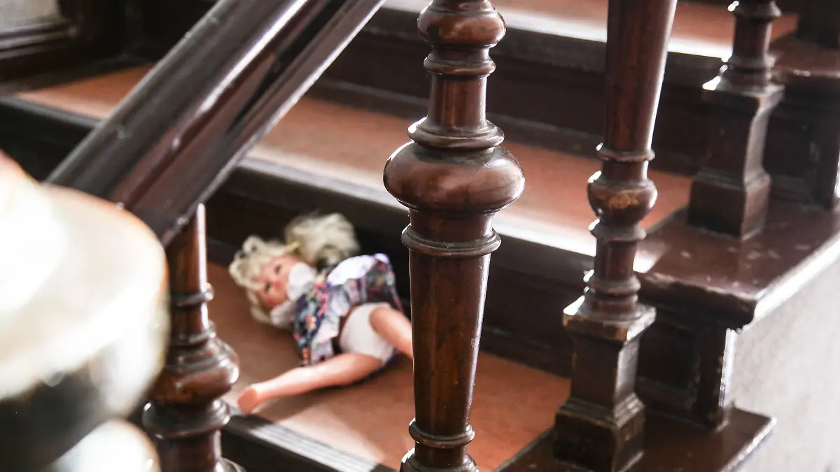 liegengelassene puppe auf einer treppe. symbolfoto zum thema kindesmissbrauch liegengelassene puppe auf einer treppe. symbolfoto zum thema kindesmissbrauch *** doll left on a staircase child abuse symbol photo doll left on a staircase child abuse symbol photo