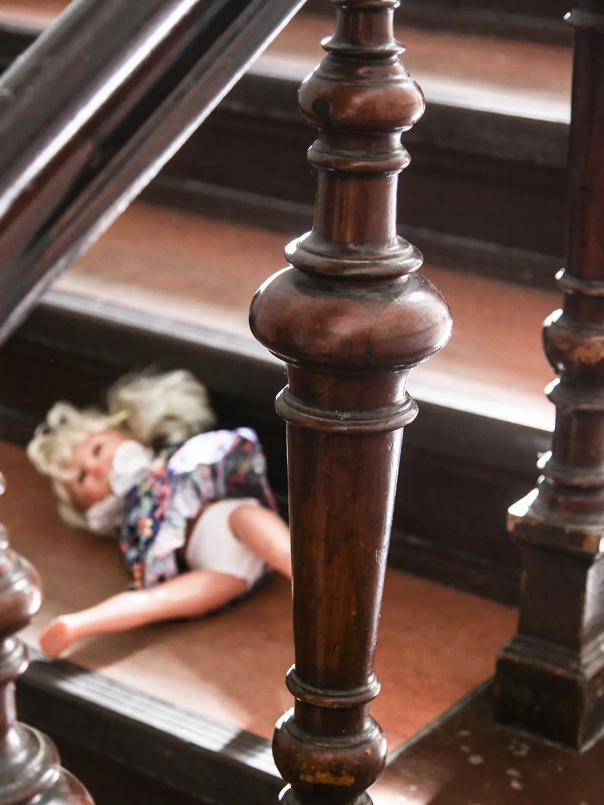 liegengelassene puppe auf einer treppe. symbolfoto zum thema kindesmissbrauch liegengelassene puppe auf einer treppe. symbolfoto zum thema kindesmissbrauch *** doll left on a staircase child abuse symbol photo doll left on a staircase child abuse symbol photo