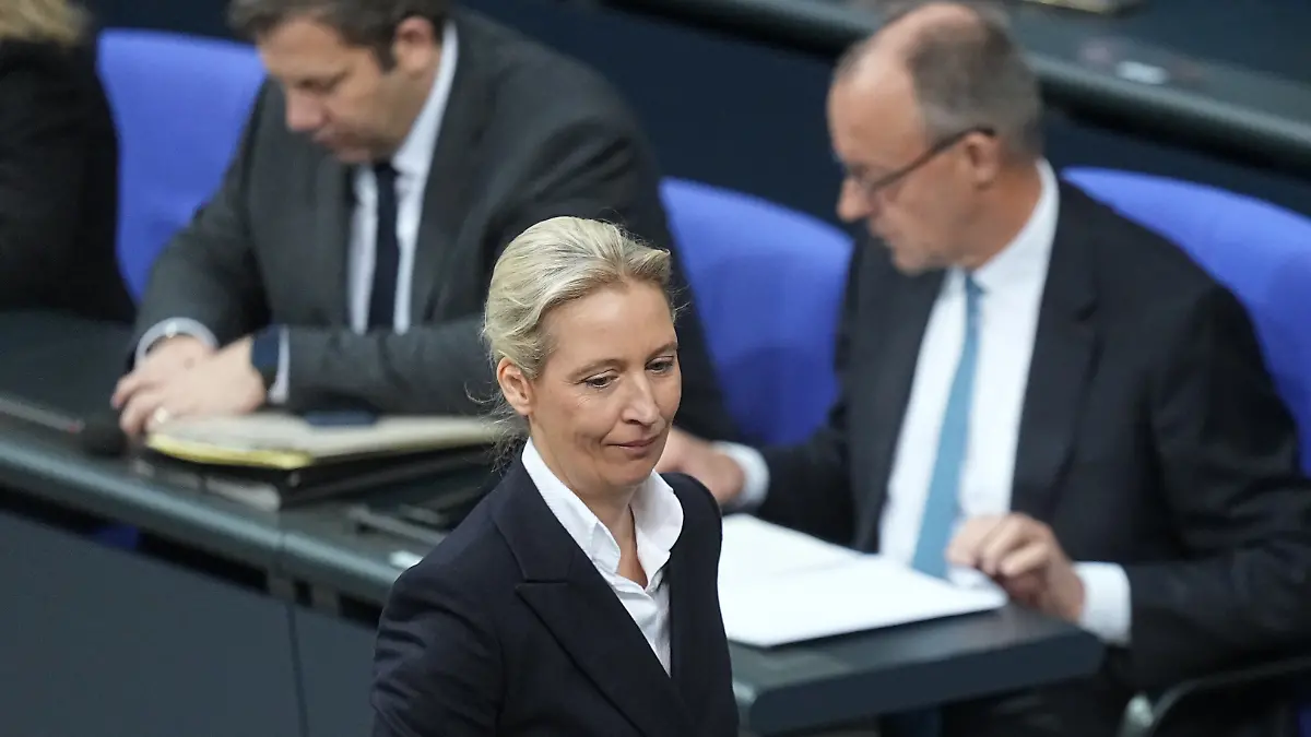 Alice Weidel, Fraktions- und Bundesvorsitzende der AfD, geht vorbei an Bundesfinanzminister Lars Klingbeil (SPD) und Bundeskanzler Friedrich Merz (CDU) zum Rednerpult in der Generaldebatte im Bundestag zum Haushalt. Die Debatten über den Etat des Kanzleramts werden traditionell zur Generalaussprache über die Politik der Bundesregierung genutzt.