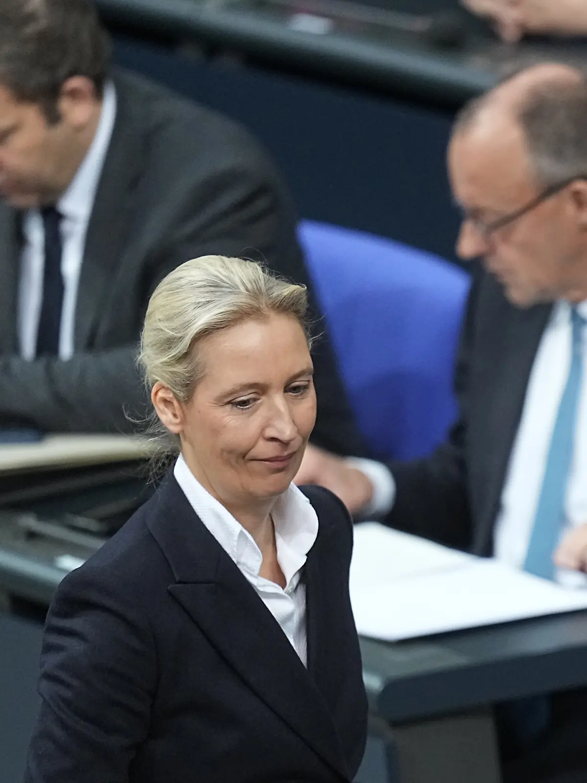 Alice Weidel, Fraktions- und Bundesvorsitzende der AfD, geht vorbei an Bundesfinanzminister Lars Klingbeil (SPD) und Bundeskanzler Friedrich Merz (CDU) zum Rednerpult in der Generaldebatte im Bundestag zum Haushalt. Die Debatten über den Etat des Kanzleramts werden traditionell zur Generalaussprache über die Politik der Bundesregierung genutzt.