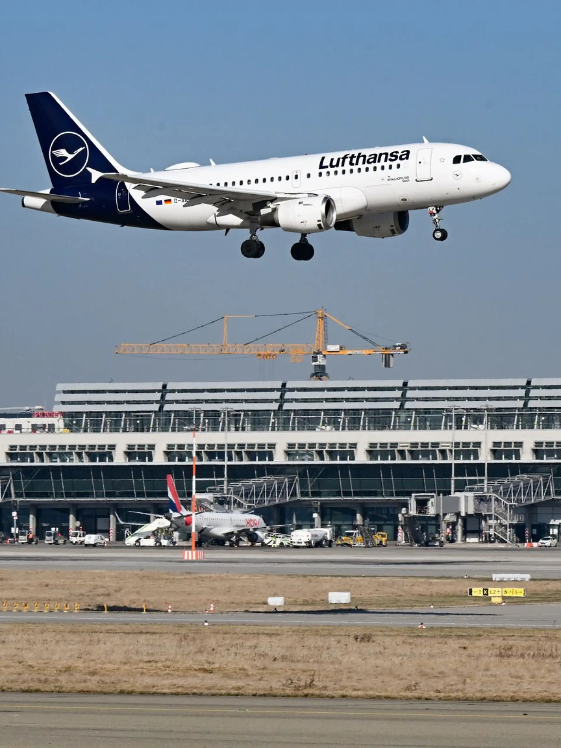 Bild zu: "Notfall an Bord! Lufthansa-Flugzeug muss zwischenlanden"