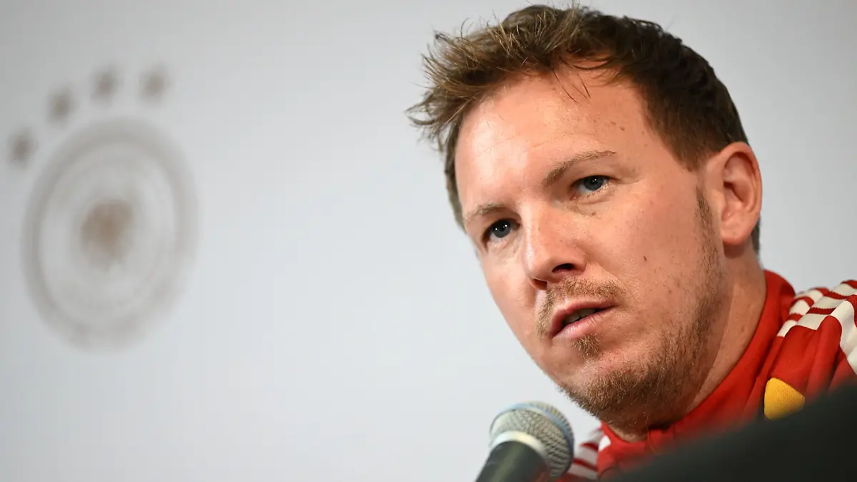 Musste Lennart Karl trösten: Bundestrainer Julian Nagelsmann