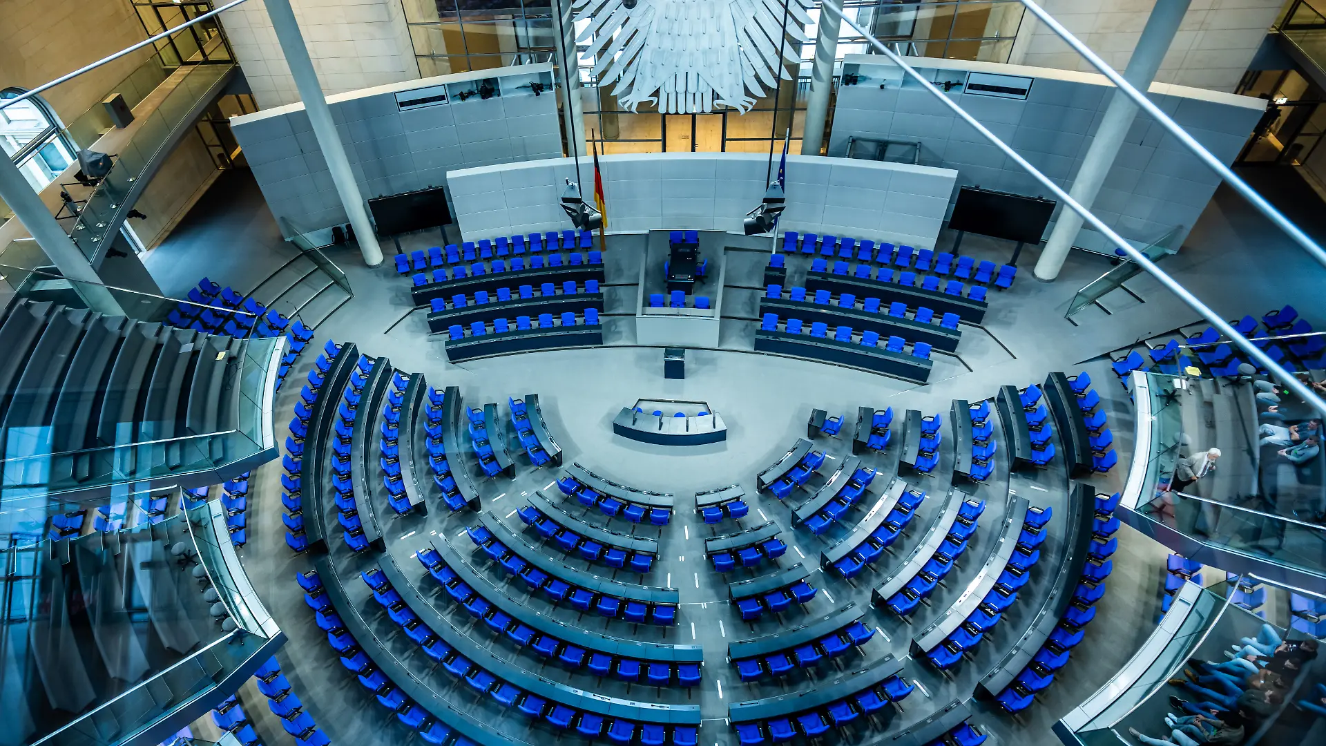 Blick in den Plenarsaal des Bundestags vor Beginn der Fraktionssitzung im Bundestag. In der entscheidenden Abstimmung im Rentenstreit braucht die Regierungskoalition eine Mehrheit. +++ dpa-Bildfunk +++