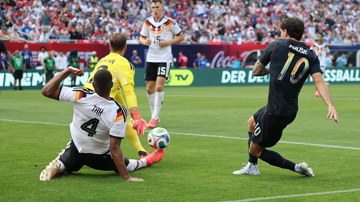 Oliver Baumann wehrt einen Schuss von Christian Pulisic (r) ab. Links Jonathan Tah.