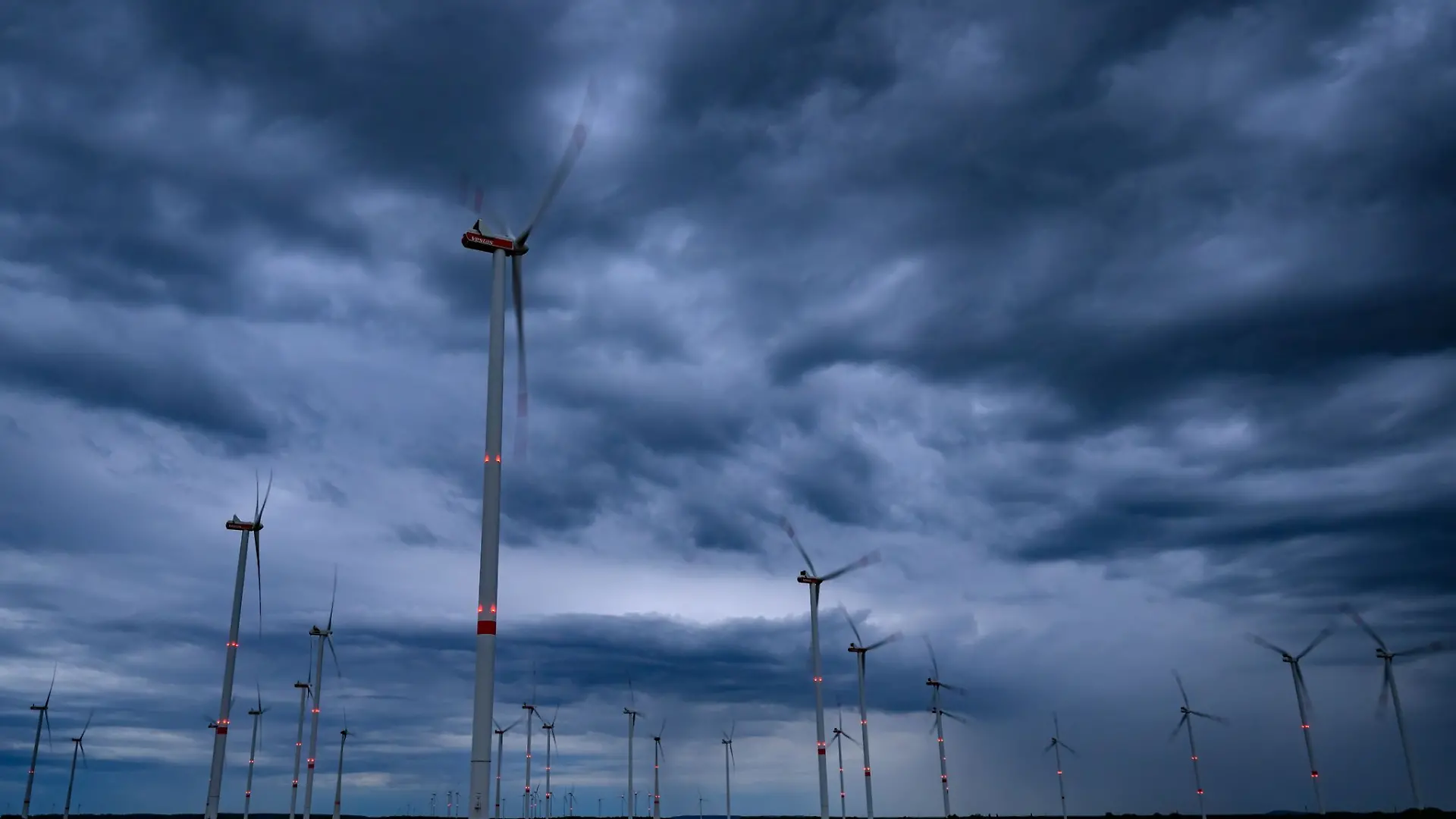 Dunkle Wolken werden immer wieder über Berlin und Brandenburg ziehen. (Symbolbild)