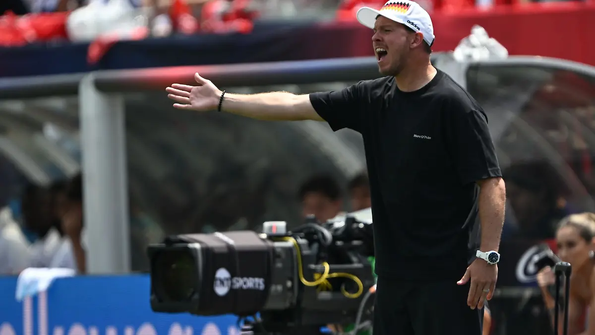 Julian Nagelsmann gibt bei der WM-Generalprobe Anweisungen.